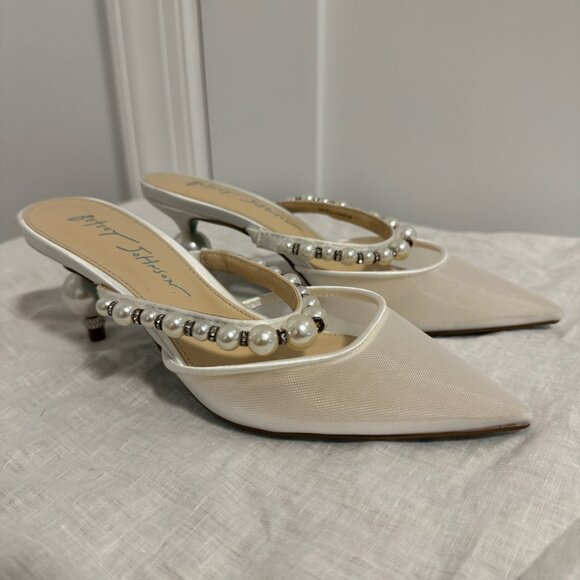 Betsey Johnson white & pearl heels size 5 US - Picture 1 of 11